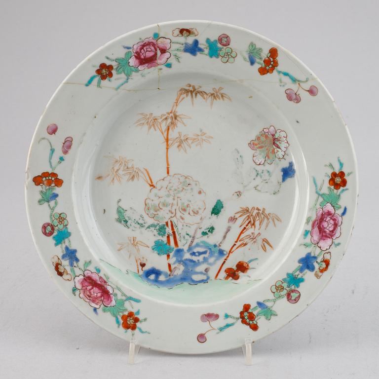 19 famille rose and imari export porcelain plates, Qing dynasty, Qianlong (1736-95).