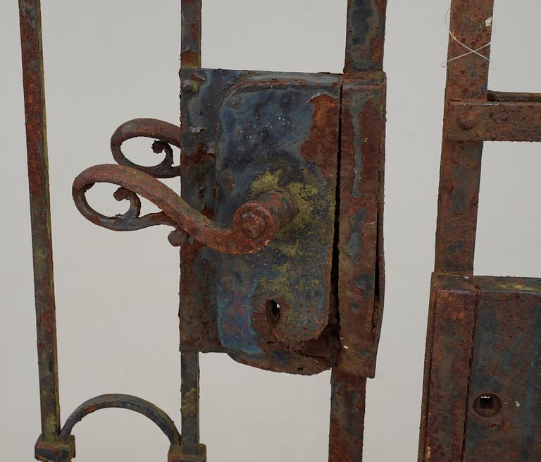 GRINDAR, tre delar, järnsmide, 1900-talets första hälft.