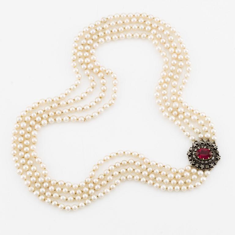 Collier, fyrradigt med odlade pärlor, lås guld och silver med gammalslipade diamanter och syntetisk sten.
