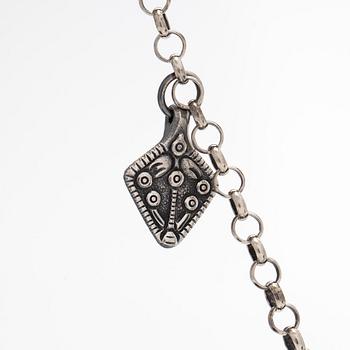 Kalevala Koru, kaulakoru, sterlinghopea. Helsinki 1970-luku.