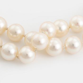 Cultured pearl bracelet, clasp 18K gold with rubies and eight cut diamonds.