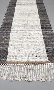Björn Lundberg, gallerimatta, "Natt och Dag/Dag och Natt", trasmatta, ca 388,5-398 x 128-129 cm.