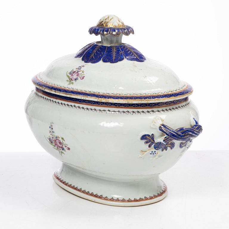 Terrin med lock och fat, kompaniporslin, Kina, Qingdynastin, omkring 1800.