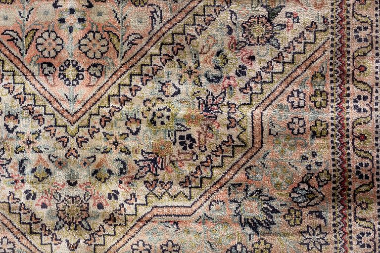 Carpet, silk, ca 160 x 95 cm.