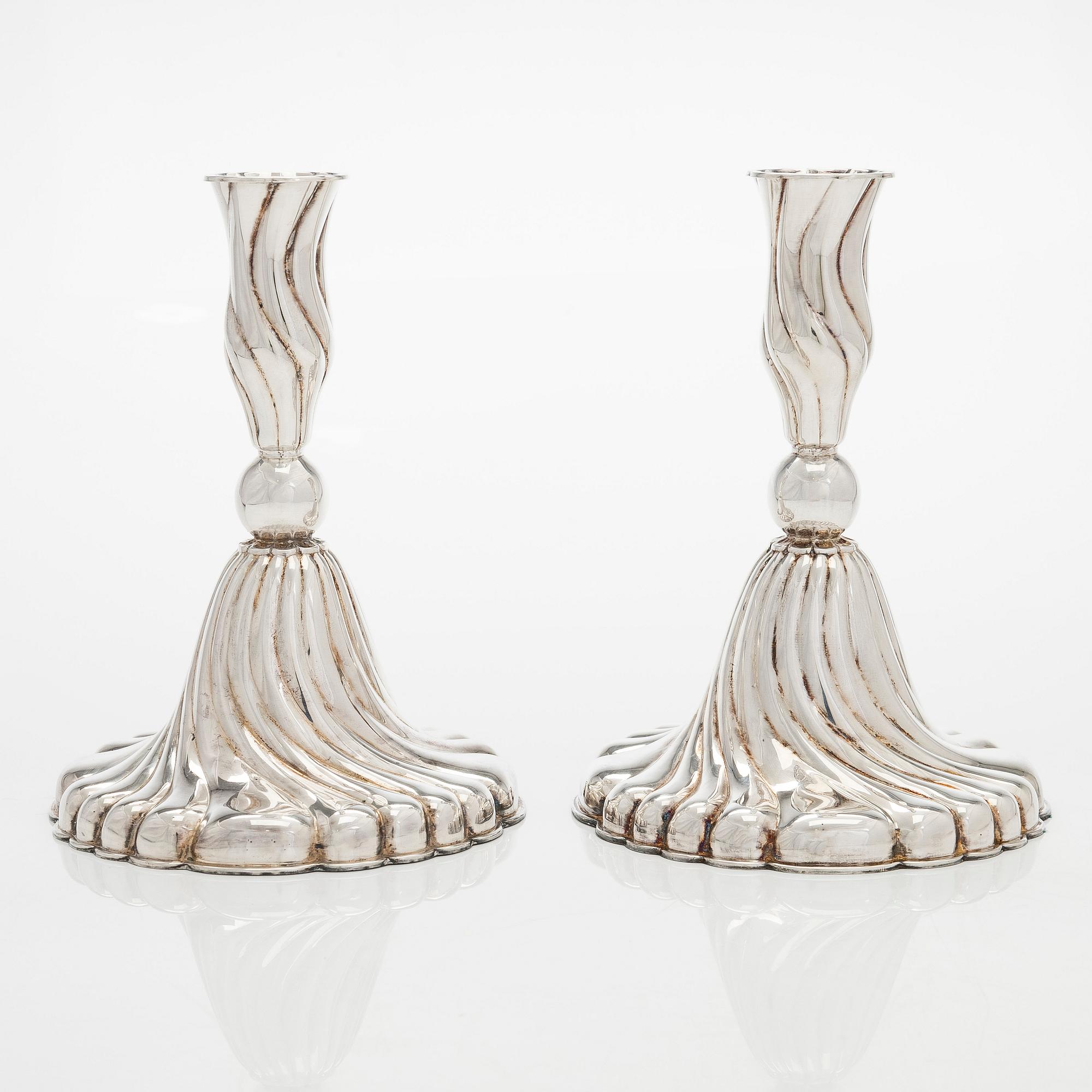 Ljusstakar, ett par, silver, Turun Hopea, Åbo 1971.