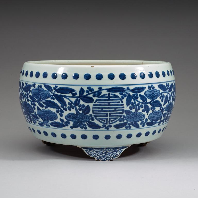 A large blue and white censer, Qing dynasty, Kangxis six character mark (1662-1722).