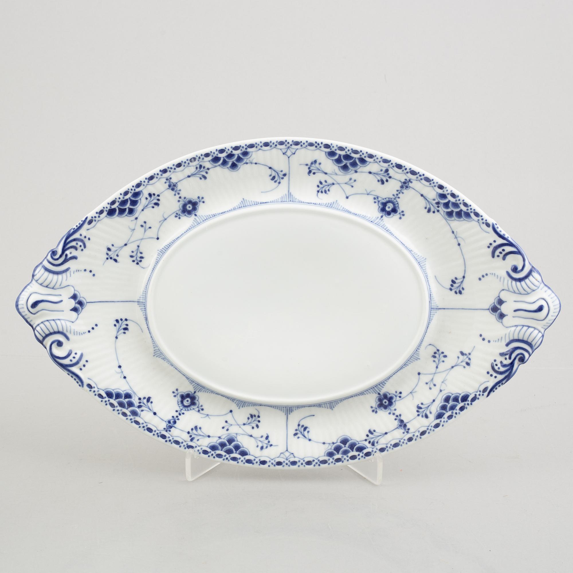 A 'Blue Fluted Half Lace' / 'Musselmalet' tureen with cover and stand, Royal Copenhagen, model 718 och 599, 1898-1923.