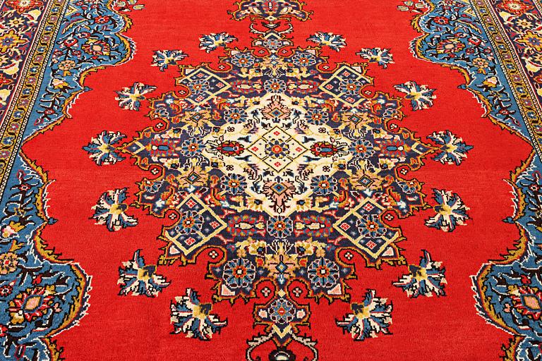 A Sarouk carpet, a. 323 x 217 cm.