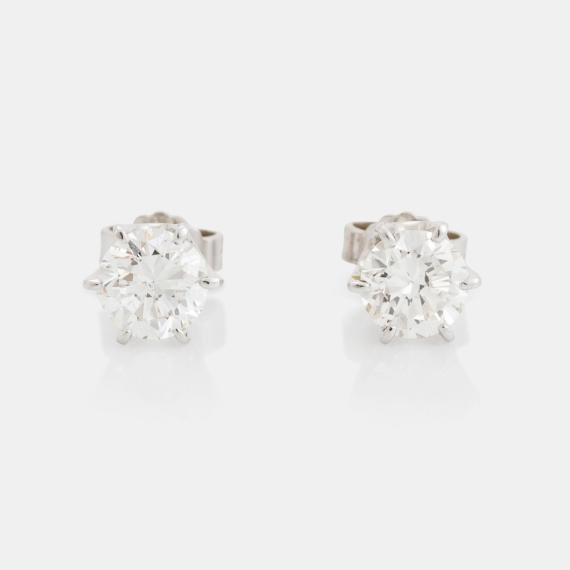 A pair of 18K white gold earrings set with round brilliant-cut diamonds with a total weight of ca 2.00 cts.