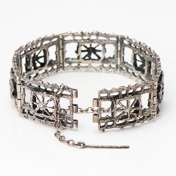 PENTTI SARPANEVA, RING, ARMBAND och BROSCH, silver, Turun Hopea, Åbo 1976-1969.