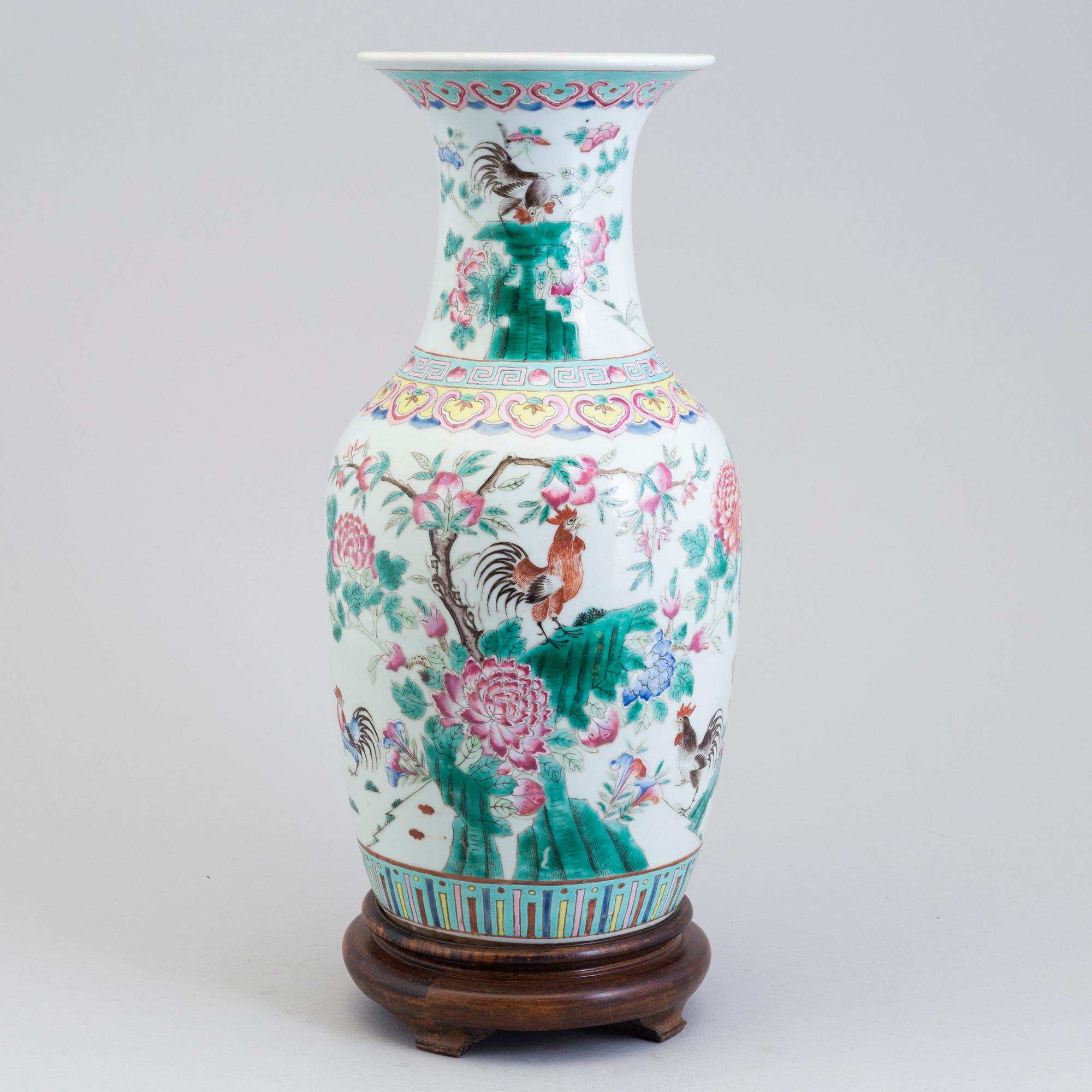 A large Chinese famille rose porcelain vase, Qing dynasty, second half of the 19th century.