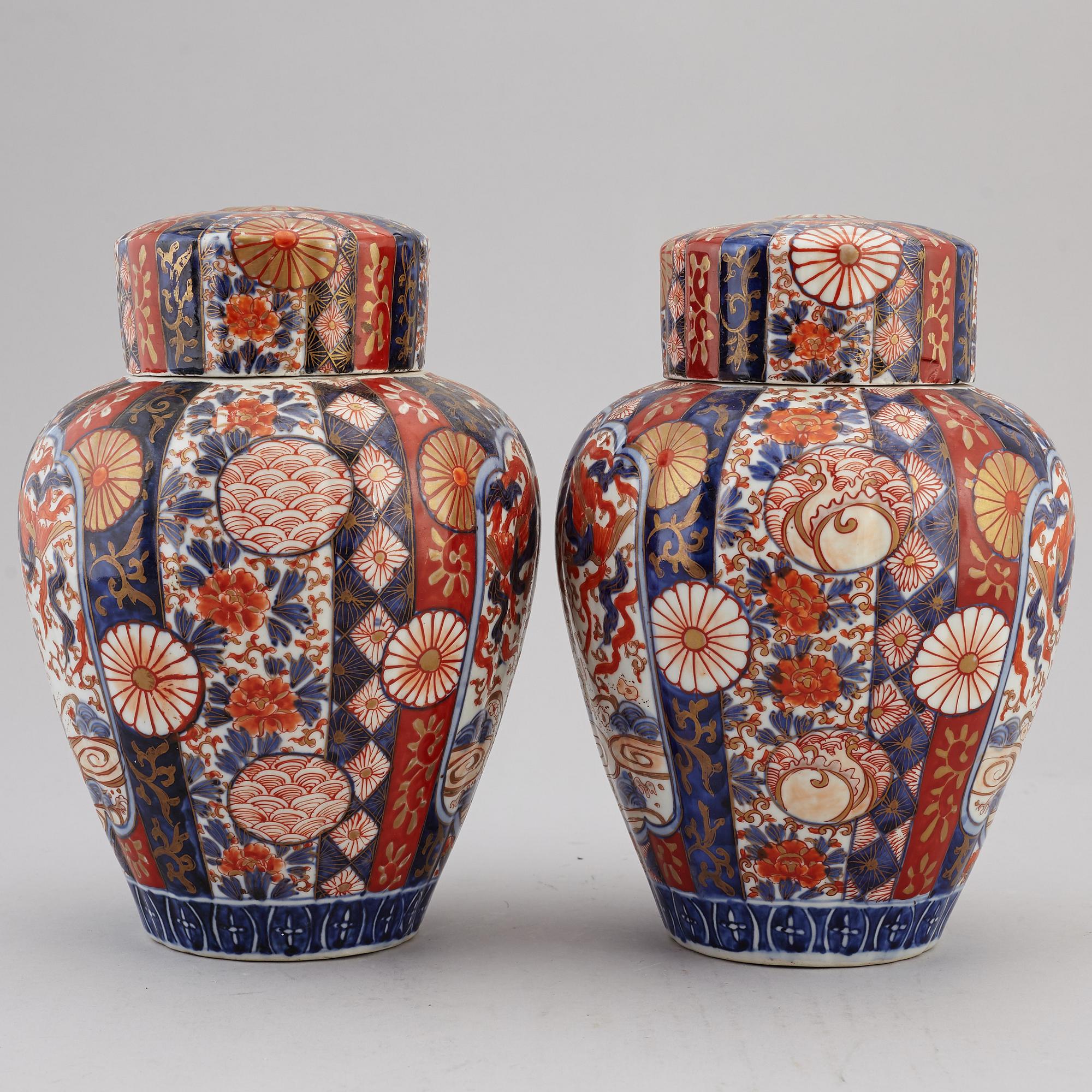 URNOR med LOCK, ett par, porslin. Japan, Meiji (1868-1912).