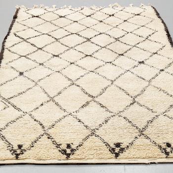 MATTO, Morocco, ca 326,5 x 178 cm (including a few cm flat weave at the ends).