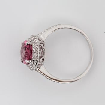 RING med rosa turmalin ca 3.15 ct samt diamanter tot. 0.58 ct.