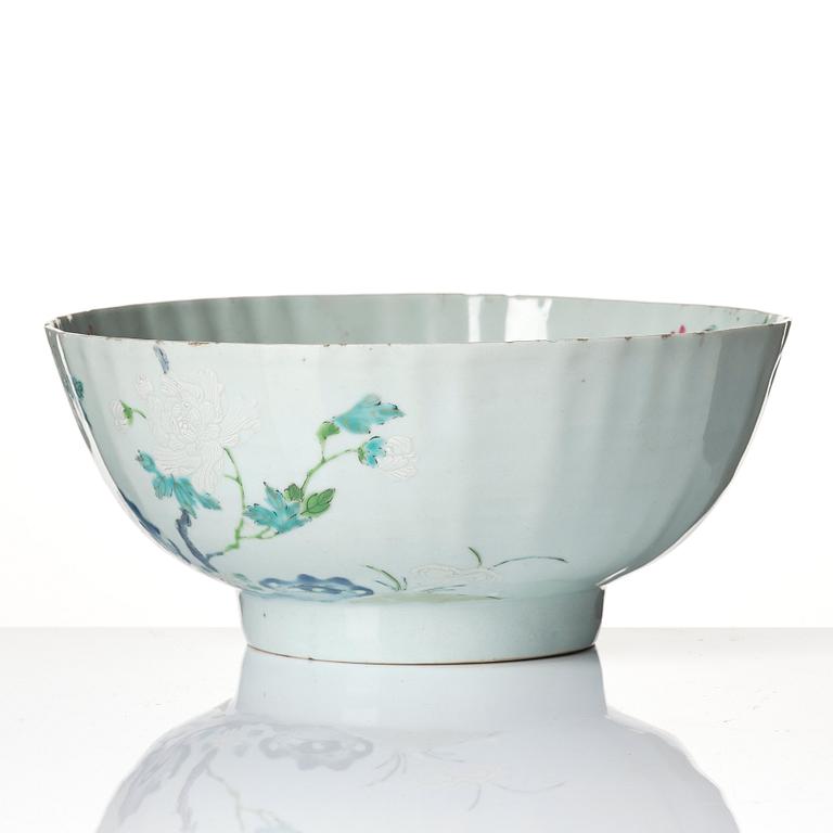 A famille rose bowl, Qing dynasty, Yongzheng (1723-35).