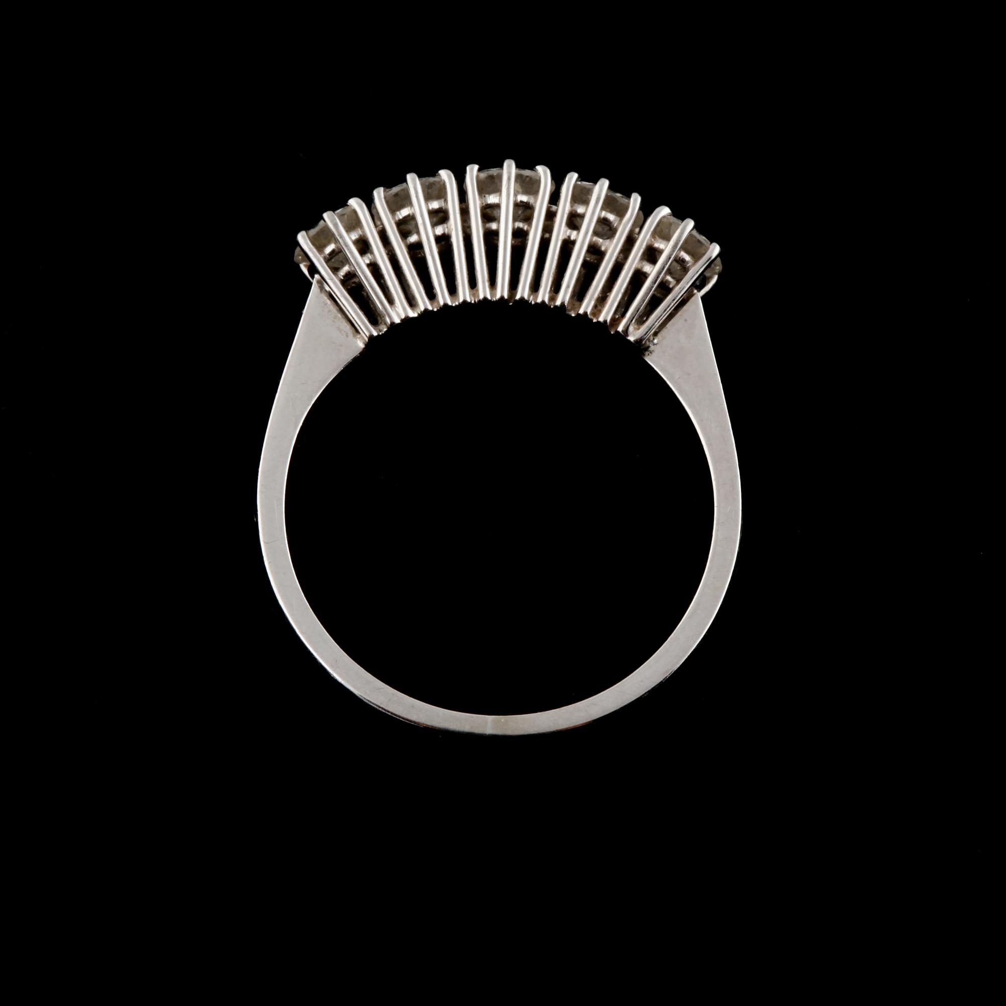 RING, 18k vitguld med 5 briljantslipade diamanter, 1.10 ct. Vikt 3,4 g.