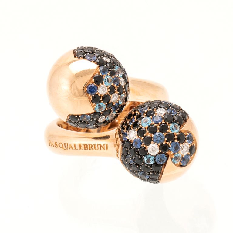 Pasquale Bruni, Ring/Cocktail Ring in 18K Gold with Round Brilliant Cut Diamonds and Sapphires, Milan Italy.