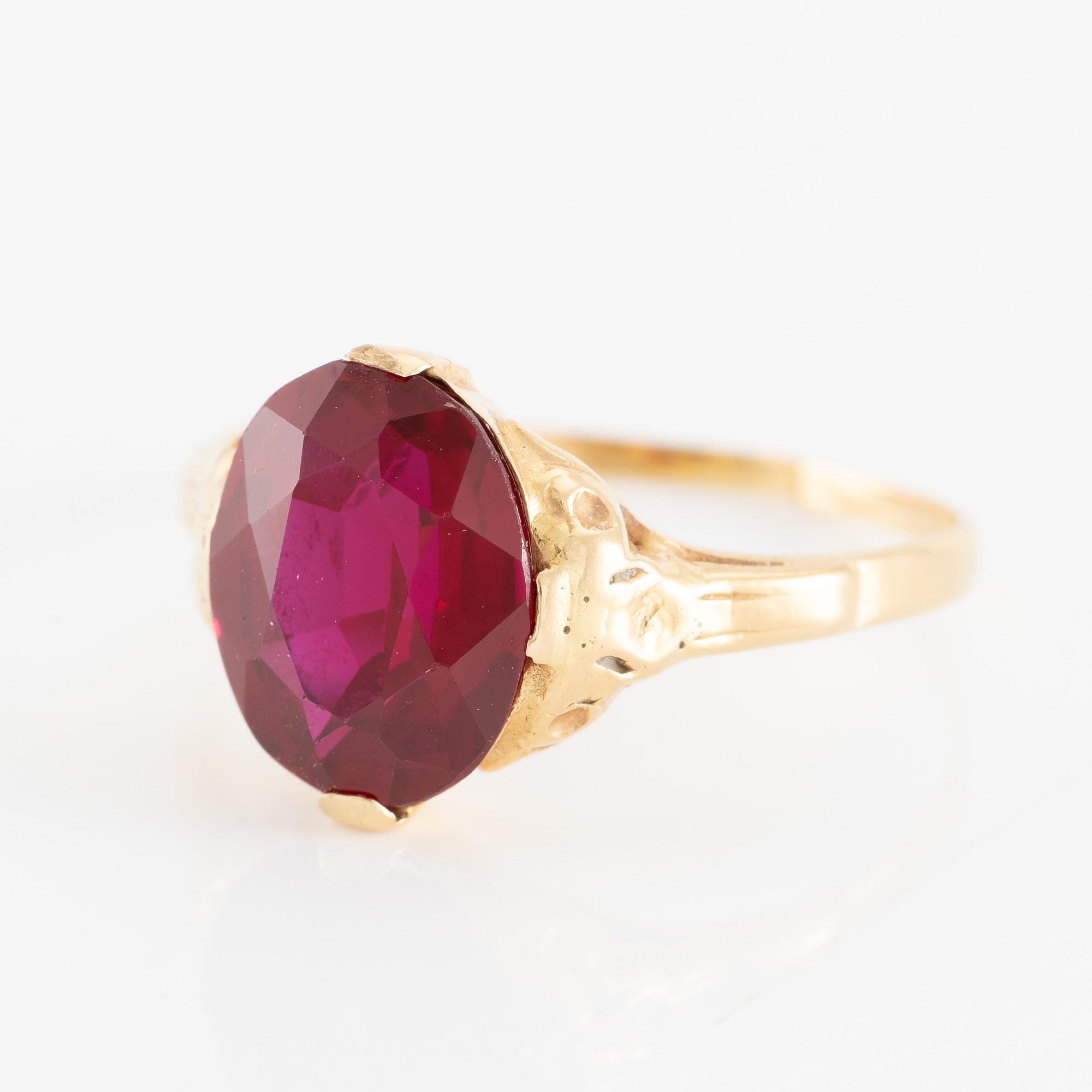 Ring 18K gold with red synthetic stone.
