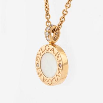 A Bulgari necklace in 18K gold with onyx and mother-of-pearl, and round brilliant-cut diamonds.