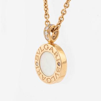 Bulgari collier 18K guld med onyx och pärlemor samt runda briljantslipade diamanter.