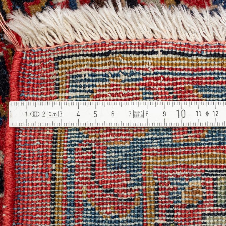 A carpet, antique/semi-antique, Sarouk, ca 351 x 263 cm.