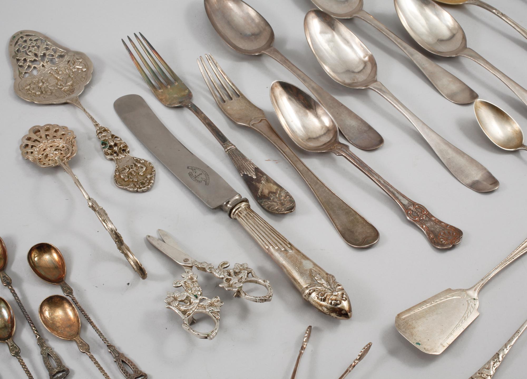 PARTI BESTICK, silver, 31 delar, diverse svenska/danska stämplar, 1800/tidigt 1900 talet, vikt 1122g.