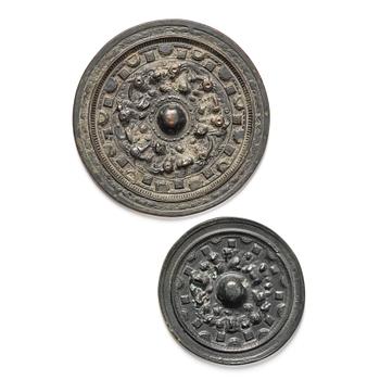 1008. Speglar, två stycken, brons. Östra Handynastin, 100-200 e.Kr.