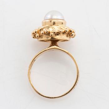 Ring 18K gold with a cultured pearl, G. Dahlgren & Co Malmö 1970.
