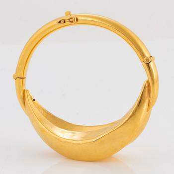 An Ilias Lalaounis bracelet in 22K gold.