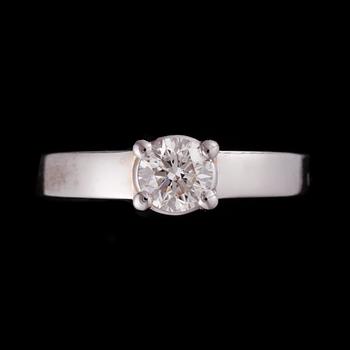 RING, 18K vitguld, mittstenen briljantslipad diamant 0,70 ct. Vikt 5,9 g. Intyg.