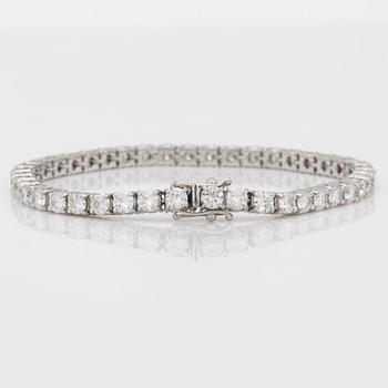A 9.40 ct brilliant-cut diamond bracelet.