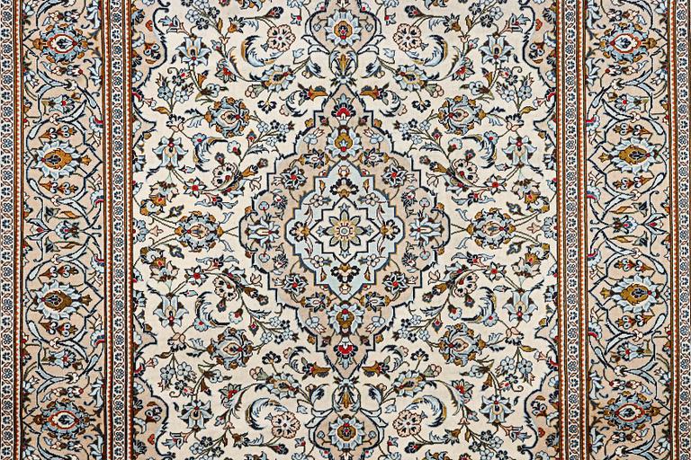 A Kashan carpet, c. 355 x 238 cm.