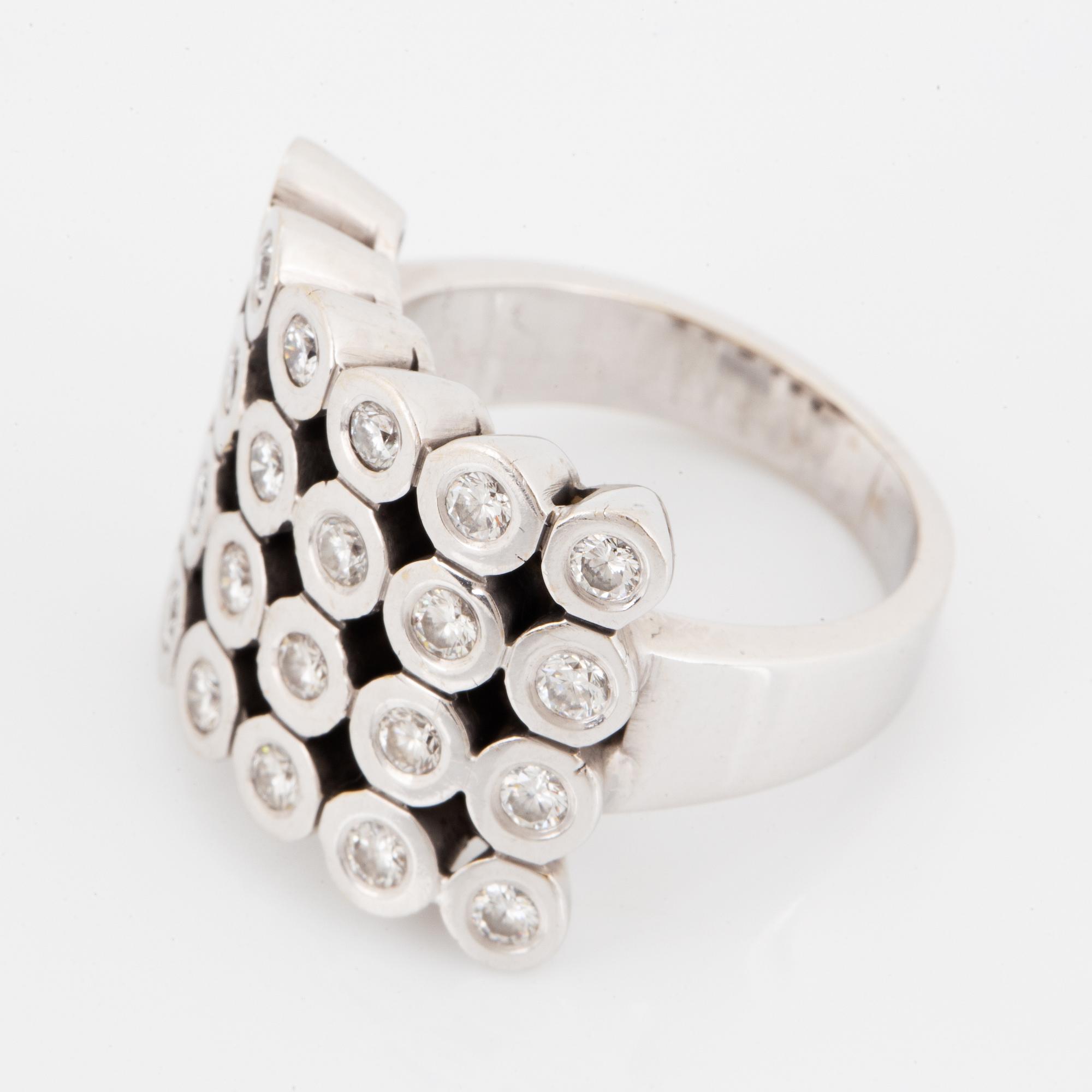 Ring med briljantslipade diamanter.