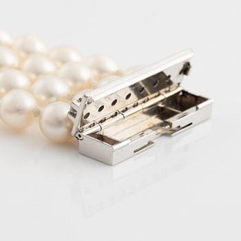 Four strand cultured pearl bracelet, clasp white gold with brilliant cut diamonds.