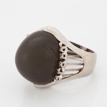 RING  med en stor grå cabochonslipad safir.