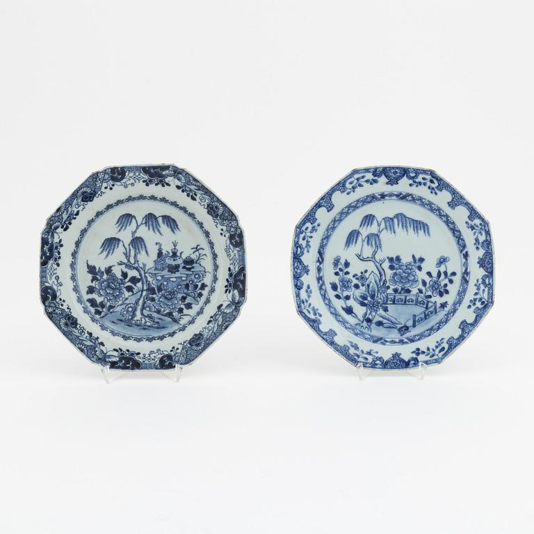 A pair of Chinese blue and white plates, Qing dynasty, Qianlong (1736-1795).