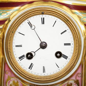 BORDSPENYDL, porslin, med glaskupa. 1800-talets slut.