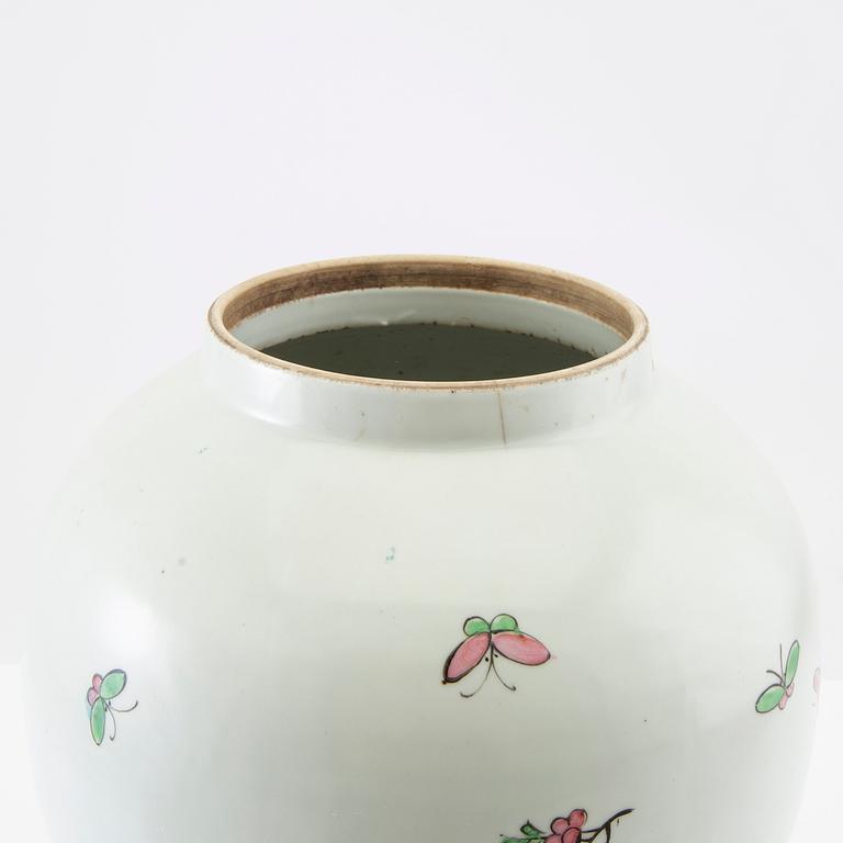 A Chinese jar with cover, second half of the 20th century.