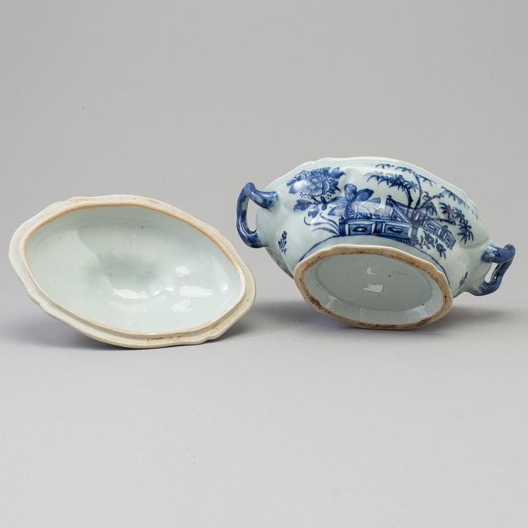 A blue and white tureen with cover, Qing dynasty, Qianlong (1736-95).