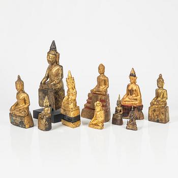 En samling buddhor i trä och metall. Burma och Thailand, 1900-tal. (totalt  10 stycken).