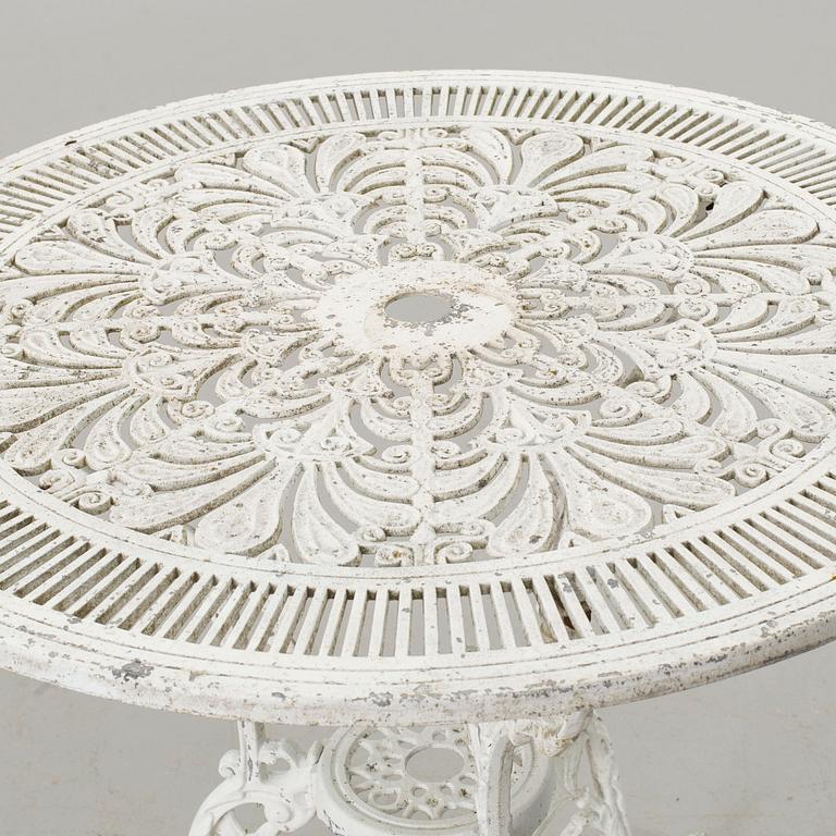 A SET OF FOUR GARDEN CHAIRS AND A GARDEN TABLE, second half of 20th century.