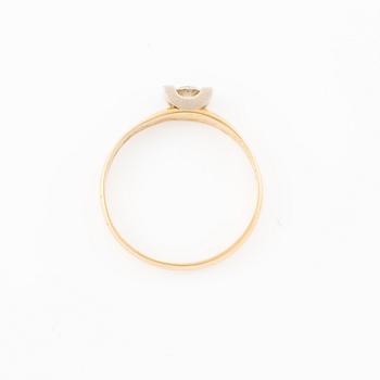 Ring, 18K guld med mindre briljantslipad diamant.