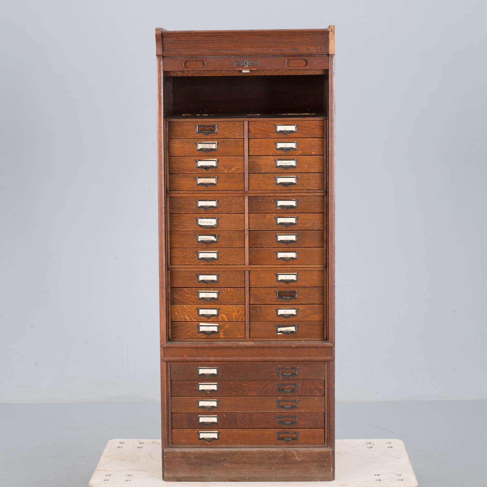 ARKIVSKÅP med jalusi, betsat trä. 1900-talets flrsta hälft.