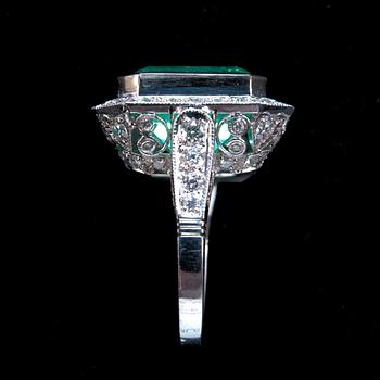 RING, smaragd ca 11,0 ct, diamanter ca 2,25 ct.