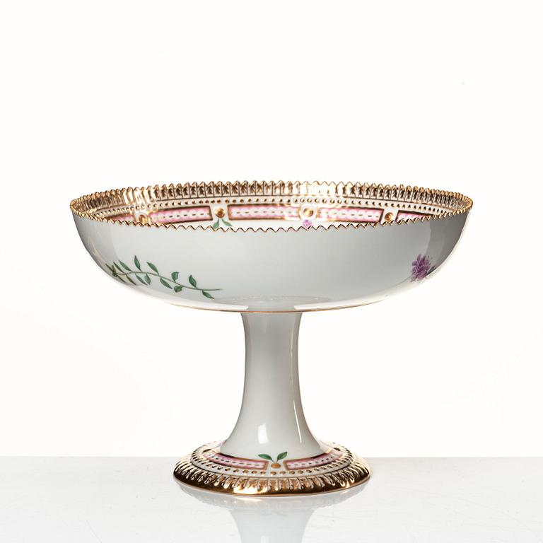 Tazza, saladiere samt geleskål, porslin. Royal Copenhagen, "Flora Danica", Danmark, 1900-tal.