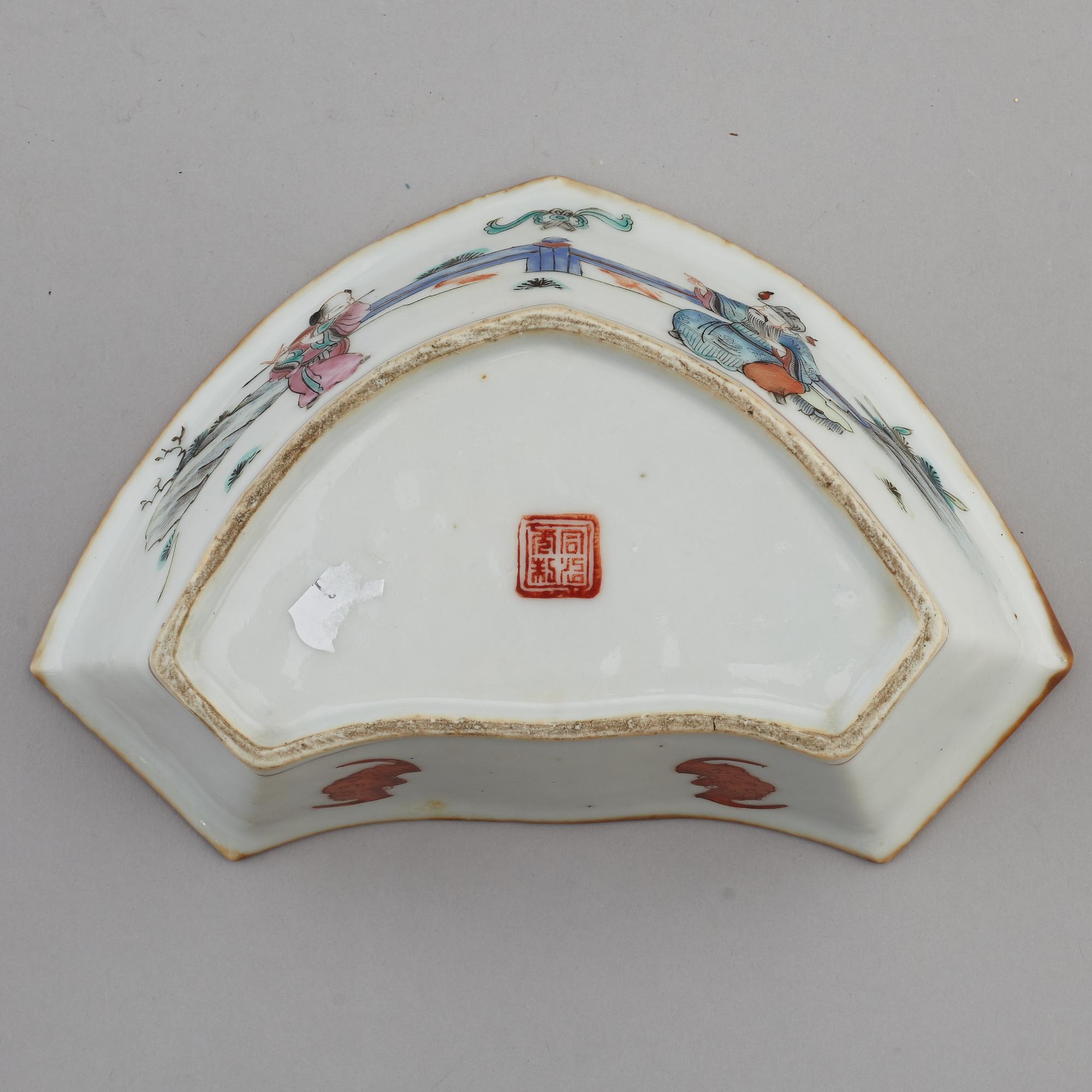 A group of four Chinese objects, Qing dynasty and China, 19th and 20th century.