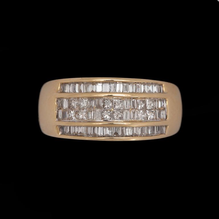 A baguette- and princess cut diamond ring, tot. app. 1.85 ct.