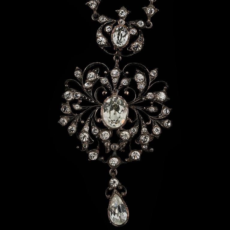 COLLIER, silver samt pastestenar, importstämplat, omkring 1900.-talets mitt. Vikt 42 g.