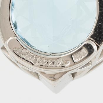 Hängsmycke, Sørsand, 18K vitguld med droppslipad akvamarin och prinsess- och briljantslipade diamanter.