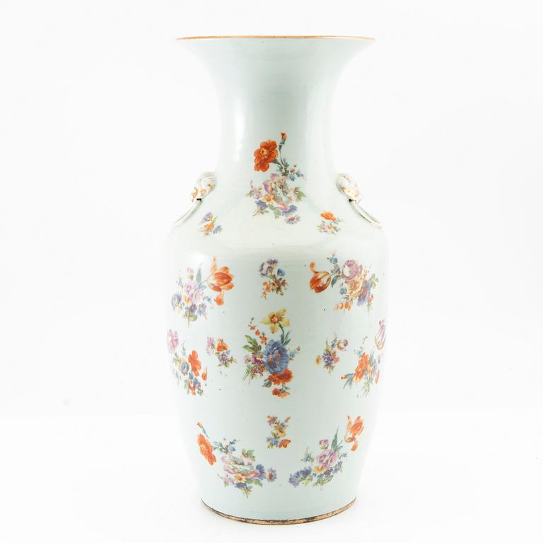 A Chinese vase, 20th century.